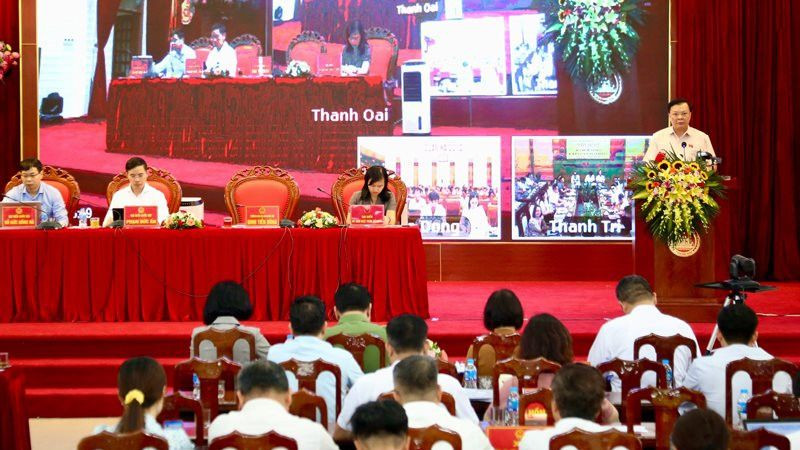 Đồng chí Đinh Tiến Dũng trao đổi với các cử tri sáng 29/6.