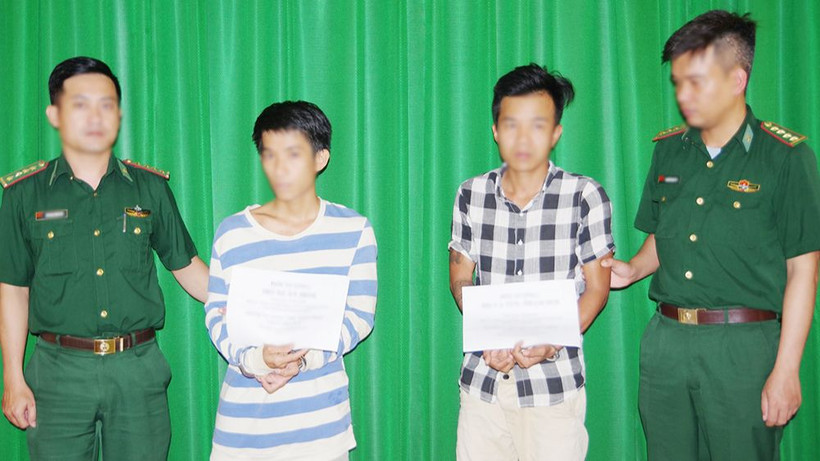 Lực lượng biên phòng bắt giữ 2 đối tượng trong vụ án mua bán trái phép chất ma túy. (Ảnh: H.A)