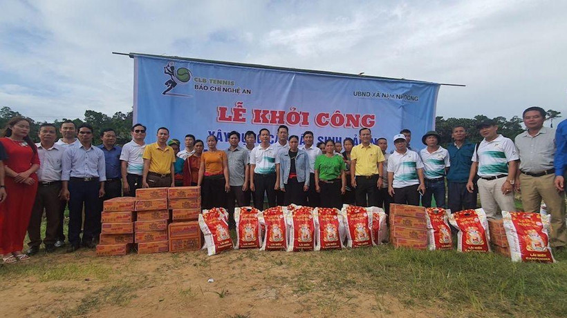 Tặng quà cho gia đình khó khăn, chính sách và học sinh nghèo vượt khó ở bản Na.