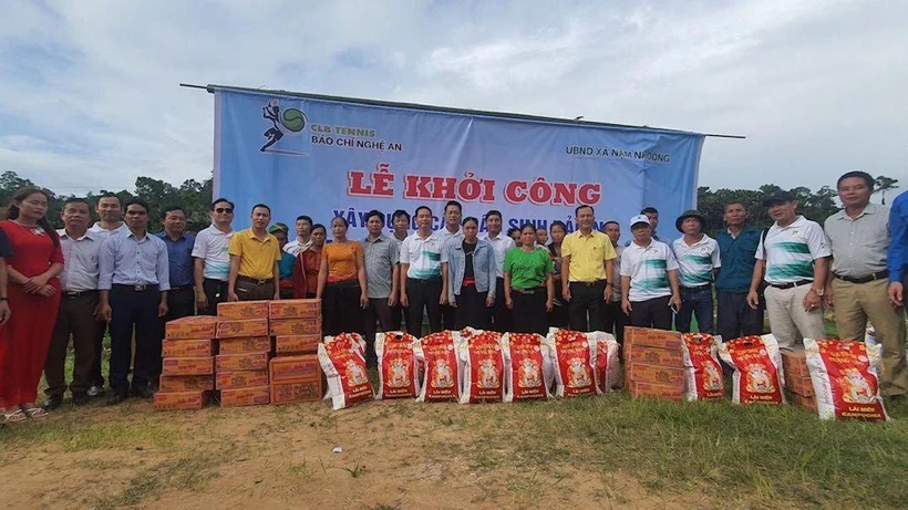 Tặng quà cho gia đình khó khăn, chính sách và học sinh nghèo vượt khó ở bản Na.