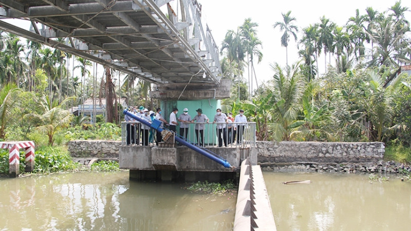 Đập ngăn mặn ở xã Hỏa Tiến, thành phố Vị Thanh (Hậu Giang).
