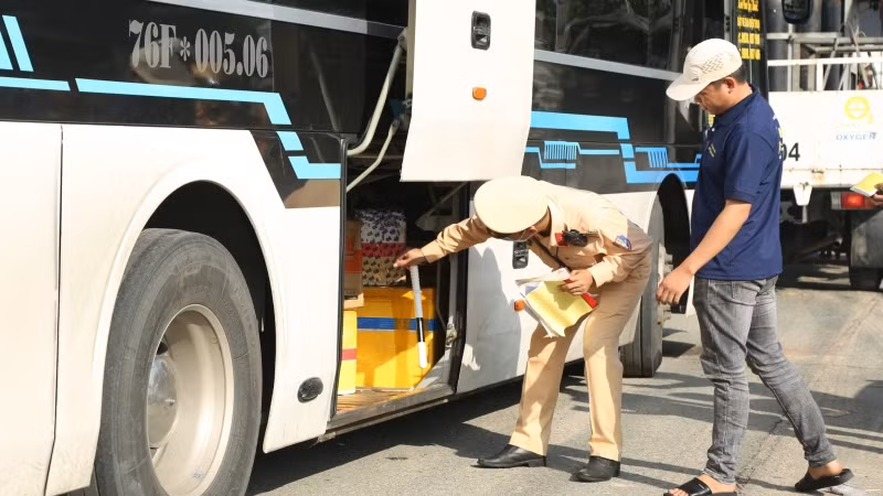 Lực lượng chức năng kiểm tra ô-tô vận tải hành khách trên các tuyến đường thuộc địa bàn tỉnh.