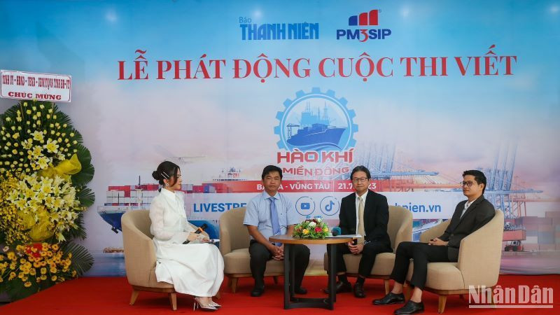 Đại biểu trao đổi về cuộc thi viết.