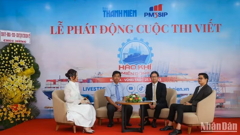 Đại biểu trao đổi về cuộc thi viết.