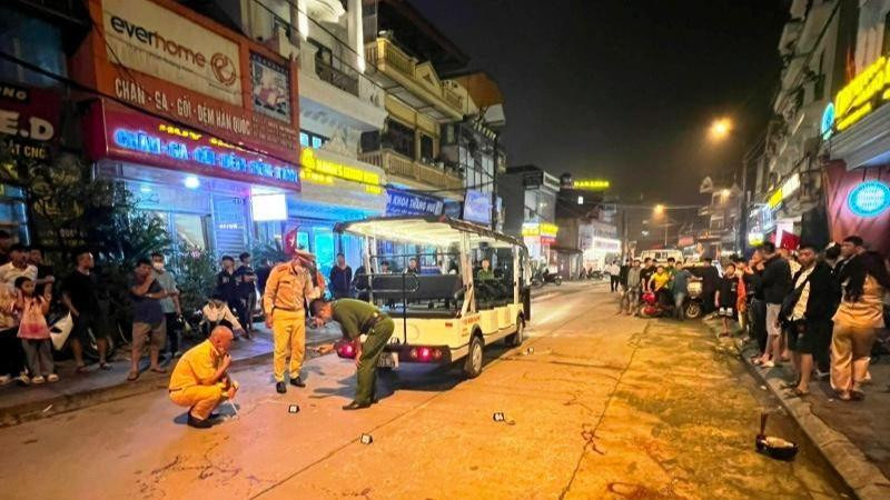 Công an thị xã Sa Pa tại hiện trường vụ tai nạn.