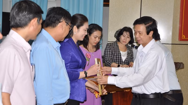 Đồng chí Nguyễn Văn Danh trao Bằng khen của Ban Chấp hành Đảng bộ tỉnh cho các tập thể có thành tích.