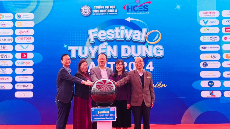 Các đại biểu thực hiện nghi thức khai mạc Festival tuyển dụng EAUT 2024.