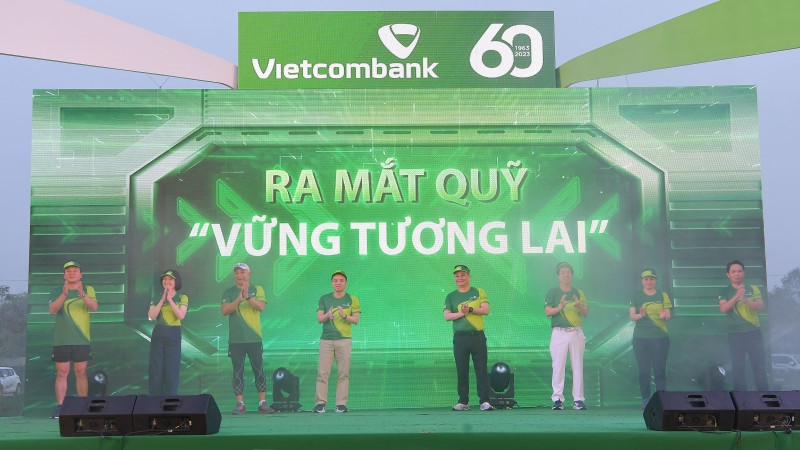 Các thành viên Ban lãnh đạo Vietcombank thực hiện nghi thức ra mắt Quỹ “Vững tương lai”.