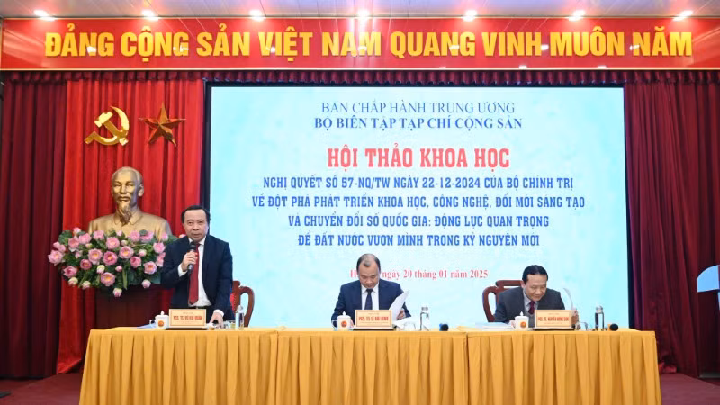 Các đồng chí chủ trì Hội thảo khoa học. (Ảnh: Thế Đại)