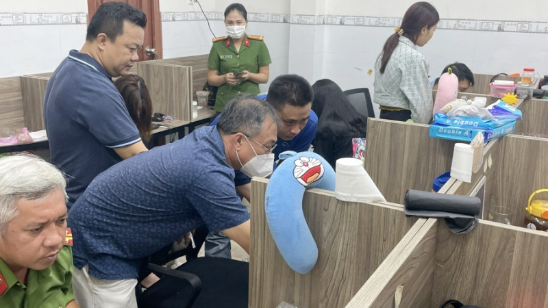 Công an kiểm tra, thu giữ tang vật của nhóm đòi nợ thuê.