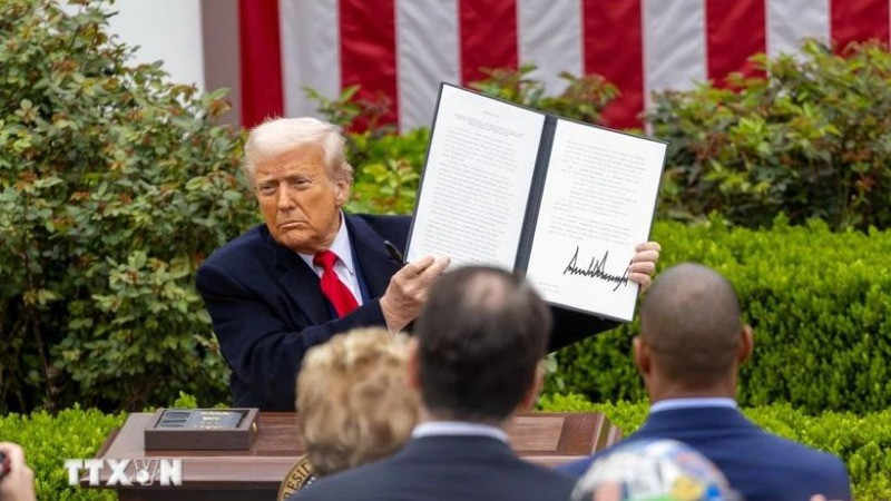 Ngày 2/4/2025, Tổng thống Mỹ Donald Trump đã công bố áp mức thuế cơ bản 10% đối với hàng nhập khẩu từ tất cả các quốc gia và vùng lãnh thổ trên thế giới. (Ảnh: THX/TTXVN)