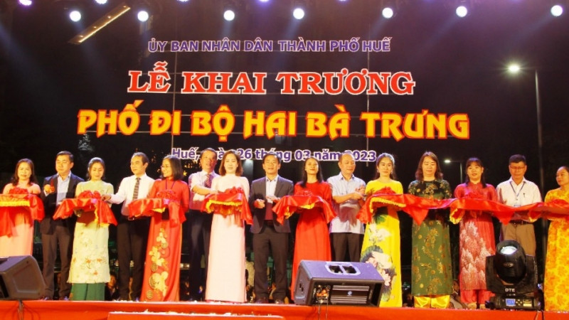 Các đại biểu cắt băng khai trương phố đi bộ Hai Bà Trưng (thành phố Huế).