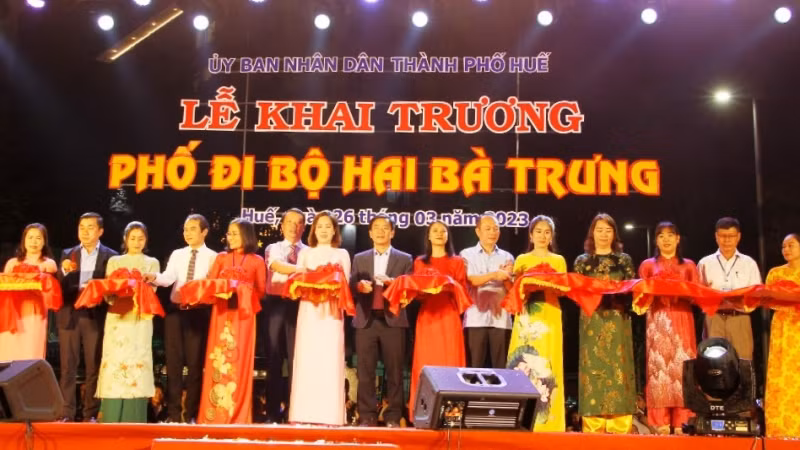 Các đại biểu cắt băng khai trương phố đi bộ Hai Bà Trưng (thành phố Huế).