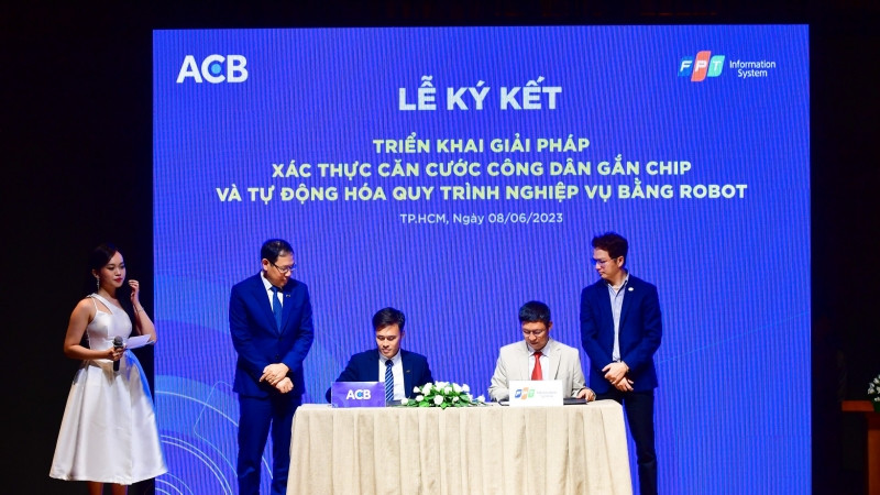 Lãnh đạo Ngân hàng ACB và Công ty FPT IS ký kết hợp tác triển khai các giải pháp số hoá quy trình hoạt động. (Ảnh CTV)