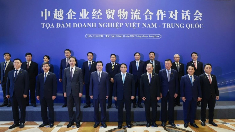 Thủ tướng Phạm Minh Chính với đại biểu hai nước dự Tọa đàm doanh nghiệp Việt Nam-Trung Quốc. (Ảnh: Dương Giang/TTXVN)