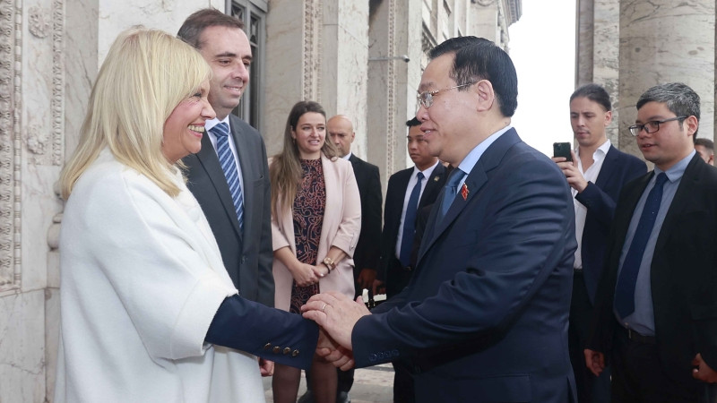 Chủ tịch Thượng viện Uruguay Beatriz Argimon và Chủ tịch Hạ viện Uruguay Sebastian Andujar đón Chủ tịch Quốc hội Vương Đình Huệ. (Ảnh: Doãn Tấn/TTXVN)
