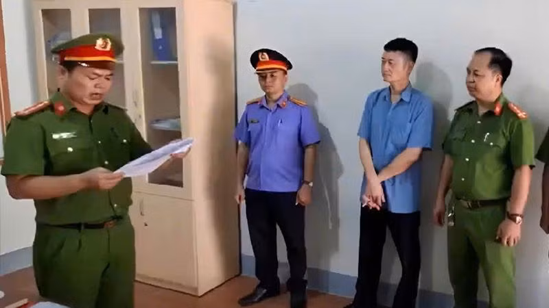 Cơ quan cảnh sát điều tra, Công an huyện Ea Súp thi hành lệnh bắt tạm giam ông Lê Phạm Bình. (Ảnh: CTV)