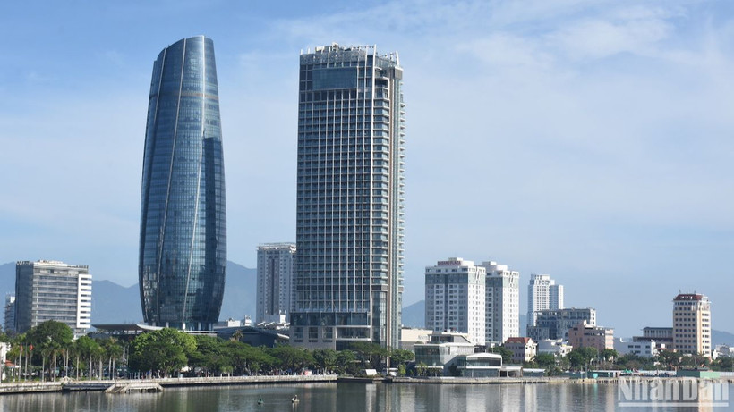 Một góc thành phố Đà Nẵng nhìn từ sông Hàn. (Ảnh: ANH ĐÀO)