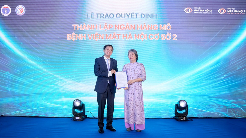 Thứ trưởng Y tế trao quyết định cấp giấy phép hoạt động cho Ngân hàng Mô của Bệnh viện Mắt Hà Nội 2.
