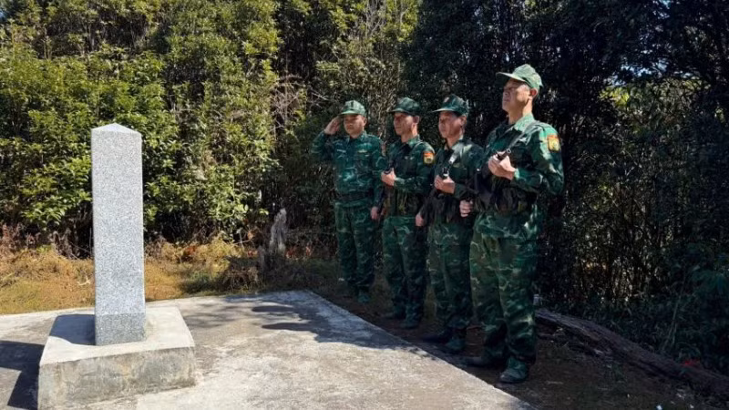 Nghi thức đội hình tuần tra thực hiện tại cột mốc.