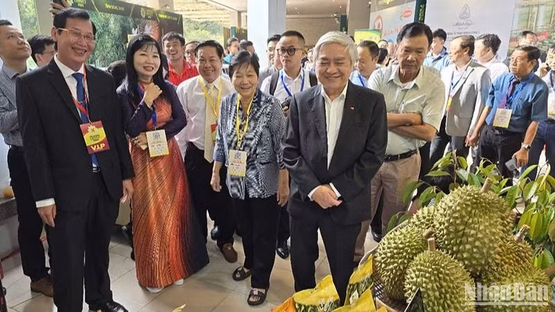 Các đại biểu tham quan các sản phẩm trưng bày tại diễn đàn.