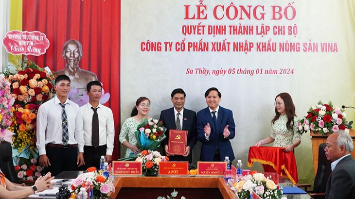 Trao Quyết định về công tác tổ chức, cán bộ tại Chi bộ Công ty Cổ phần Xuất nhập khẩu Nông sản Vina