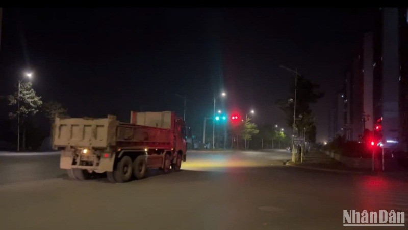 Tái diễn tình trạng xe tải liên tiếp vượt đèn đỏ vào ban đêm tại Thủ đô Hà Nội. (Ảnh: LÊ ĐỨC)
