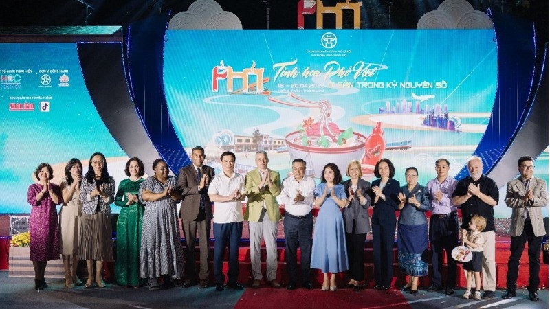 Ông Trần Sỹ Thanh, Chủ tịch Ủy ban nhân dân thành phố Hà Nội cùng các đại biểu tham dự lễ khai mạc chương trình Festival Phở 2025. (Ảnh: Ban tổ chức cung cấp)