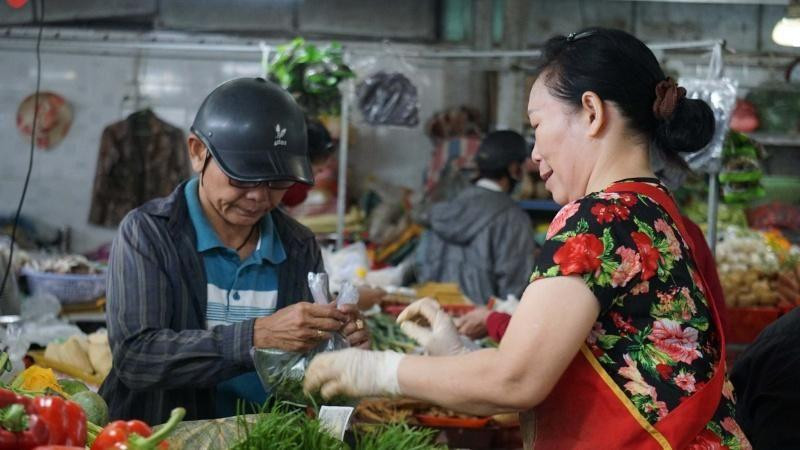 Giá rau xanh tại chợ tăng hơn so ngày thường.
