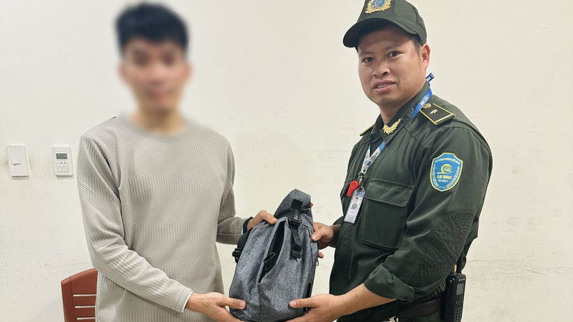 Anh Bùi Văn Tình trao trả chiếc túi quan trọng cho anh V.V.K.
