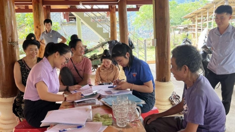 Đoàn viên Huyện đoàn Mường Ảng về xã Ẳng Cang tuyên truyền các nội dung thuộc chương trình giảm nghèo bền vững.