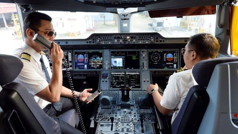 Phi công của hãng bay trong buồng lái.