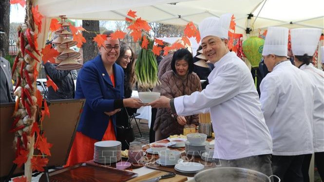Đại sứ Việt Nam tại Italia Dương Hải Hưng mời đại biểu, khách mời thưởng thức phở. (Ảnh: Trường Dụy/PV TTXVN tại Italia)