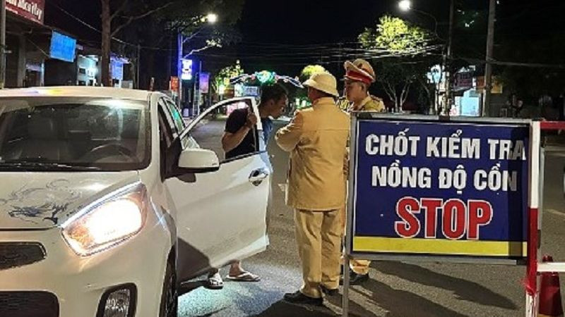 Lực lượng cảnh sát giao thông kiểm tra nồng độ cồn người điều khiển ô-tô.