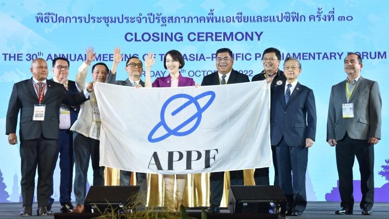 Đoàn Quốc hội Philippines tiếp nhận lá cờ APPF từ Thái Lan.