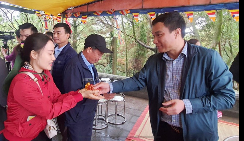 Chủ tịch UBND tỉnh Hải Dương Triệu Thế Hùng phát ngũ cốc cho nhân dân và du khách dự lễ tế.