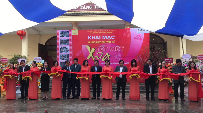 Cắt băng khai mạc chuyên đề “Tết Việt xưa”.