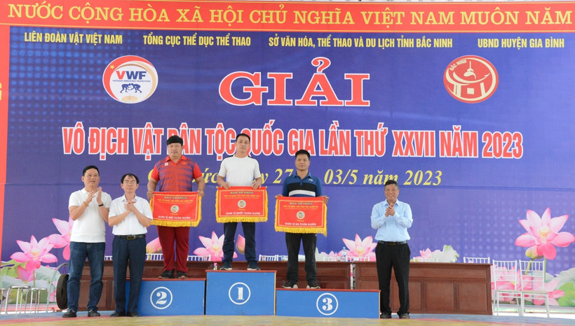 Ban tổ chức trao giải toàn đoàn cho các đội.