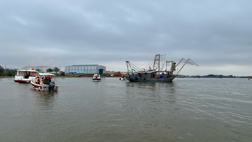 Các lực lượng chức năng của thị xã Quảng Yên đang nỗ lực tìm kiếm các nạn nhân mất tích trong vụ lật thuyền nan.