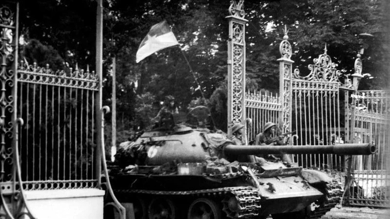 Ngày 30/4/1975, xe tăng quân Giải phóng băng qua cánh cổng sắt, đánh chiếm Phủ Tổng thống ngụy Sài Gòn, sào huyệt cuối cùng của quân địch, kết thúc oanh liệt cuộc trường chinh 30 năm chống ngoại xâm của dân tộc. (Ảnh: TTXVN]