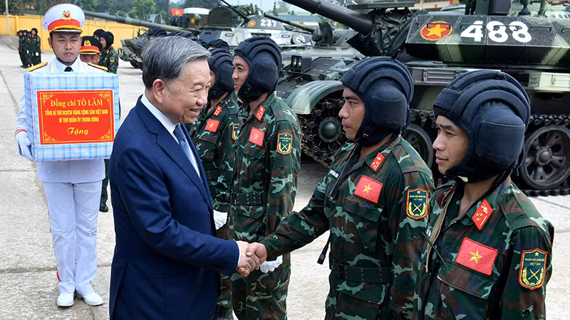 Tổng Bí thư Tô Lâm, Bí thư Quân ủy Trung ương động viên, tặng quà các cán bộ, chiến sĩ của Lữ đoàn Xe tăng 201, Binh chủng Tăng thiết giáp. (Ảnh: ĐĂNG KHOA)