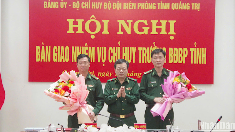 Thiếu tướng Nguyễn Văn Thiện, Phó Tư lệnh Bộ đội Biên phòng tặng hoa chúc mừng Đại tá Nguyễn Bá Duyệt (bìa phải) và Đại tá Lê Văn Phương (bìa trái).