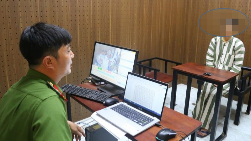 Công an làm việc với đối tượng trong vụ đánh bạc và tổ chức đánh bạc. 