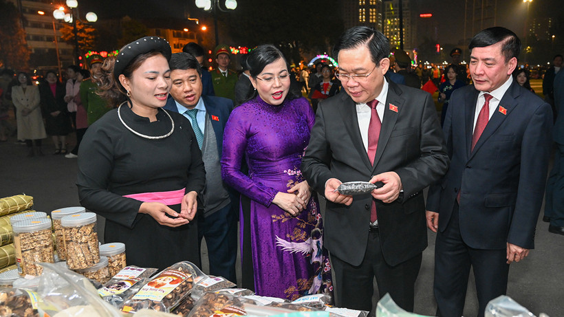Chủ tịch Quốc hội Vương Đình Huệ và các đại biểu thăm khu trưng bày, giới thiệu sản phẩm nông nghiệp tỉnh Thái Nguyên. (Ảnh: DUY LINH)