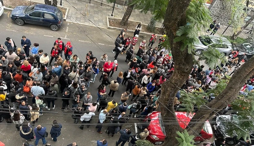 Người dân tại thành phố Mexico City chạy ra đường để tránh động đất. (Nguồn: Mạng xã hội X)