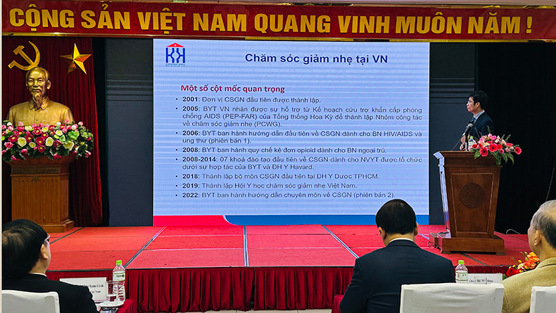 Các báo cáo viên trình bày tại hội nghị.