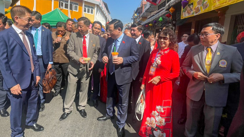 Chủ tịch Quốc hội Vương Đình Huệ thăm hỏi, trò chuyện thân mật cùng bà con gốc Việt ở địa phương.