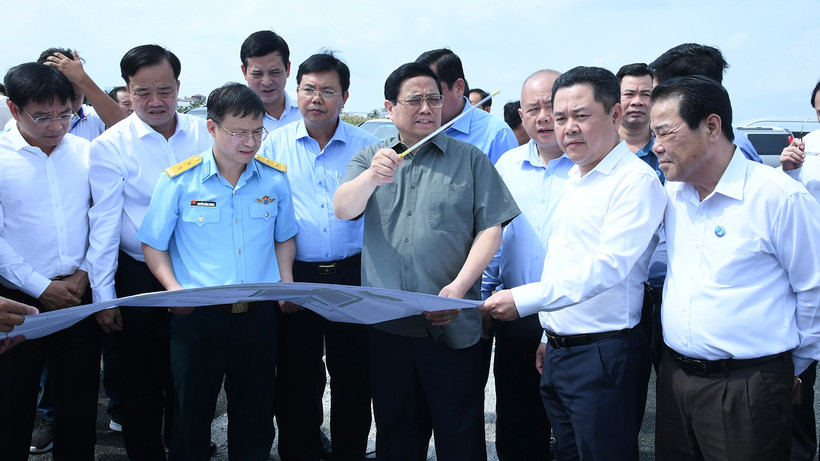 Thủ tướng Phạm Minh Chính khảo sát Cảng hàng không Cà Mau, cho ý kiến về việc cải tạo, nâng cấp và xây mới đường cất hạ cánh.