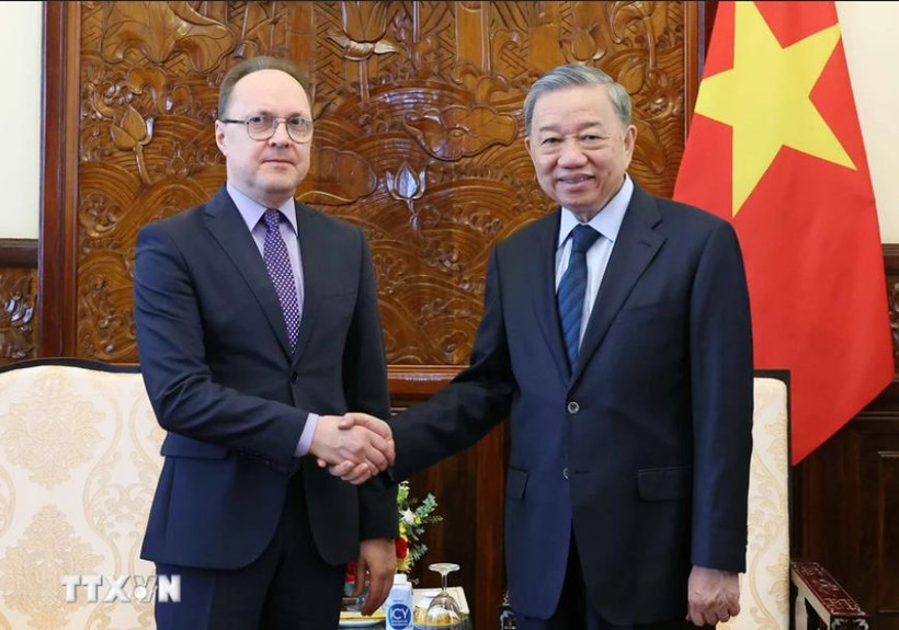 Chủ tịch nước Tô Lâm tiếp Đại sứ Liên bang Nga tại Việt Nam Gennady Bezdetko.