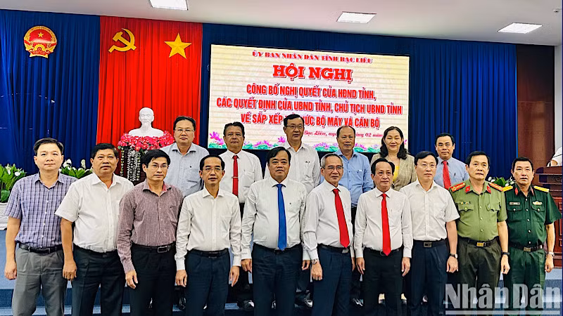 Ban Thường vụ Tỉnh ủy Bạc Liêu chụp ảnh lưu niệm với các đồng chí lãnh đạo tỉnh xin nghỉ hưu trước tuổi đợt đầu năm 2205. Ảnh: TRỌNG DUY